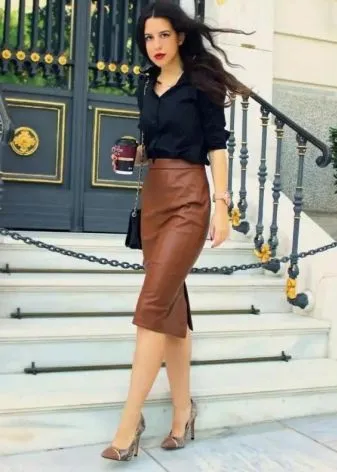 Прямая коричневая юбка средней длины