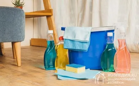 Стандартный набор для мытья окон: вода, тряпки и моющее средство
