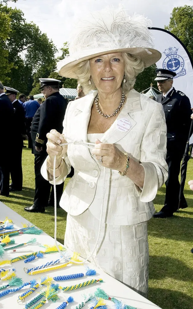 Камилла, герцогиня Корнуолльская на вечеринке для различных молодежных групп в саду на территории Букингемского дворца, 16 июля 2009 г.