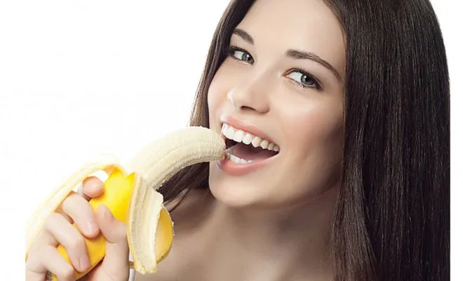 женщина ест банан