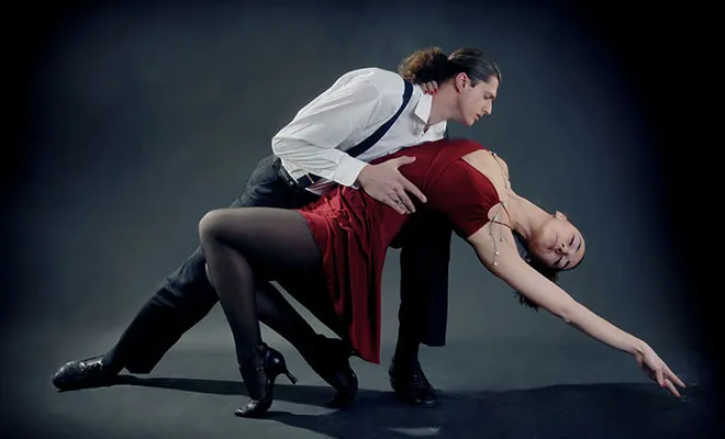 мужчина и женщина танцуют танго