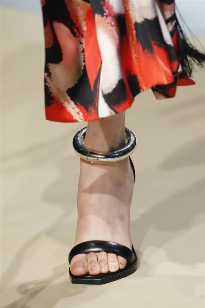 Модный браслет на ногу. Коллекция осень-зима 2018-2019 Alexander McQueen