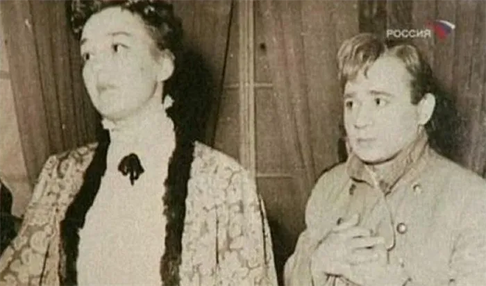 Евгений Леонов в начале театральной карьеры (справа)