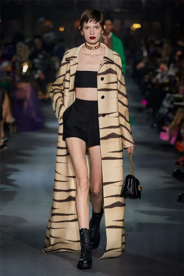 Модное пальто весна-лето 2022 из коллекции Valentino