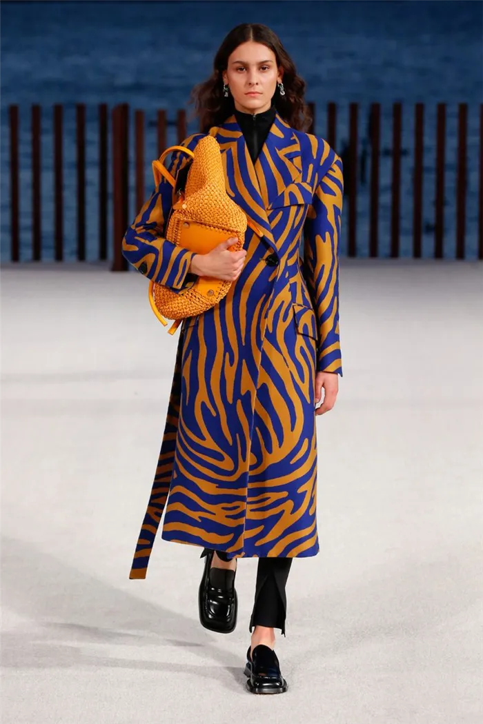 Модное пальто весна-лето 2022 из коллекции Proenza Schouler