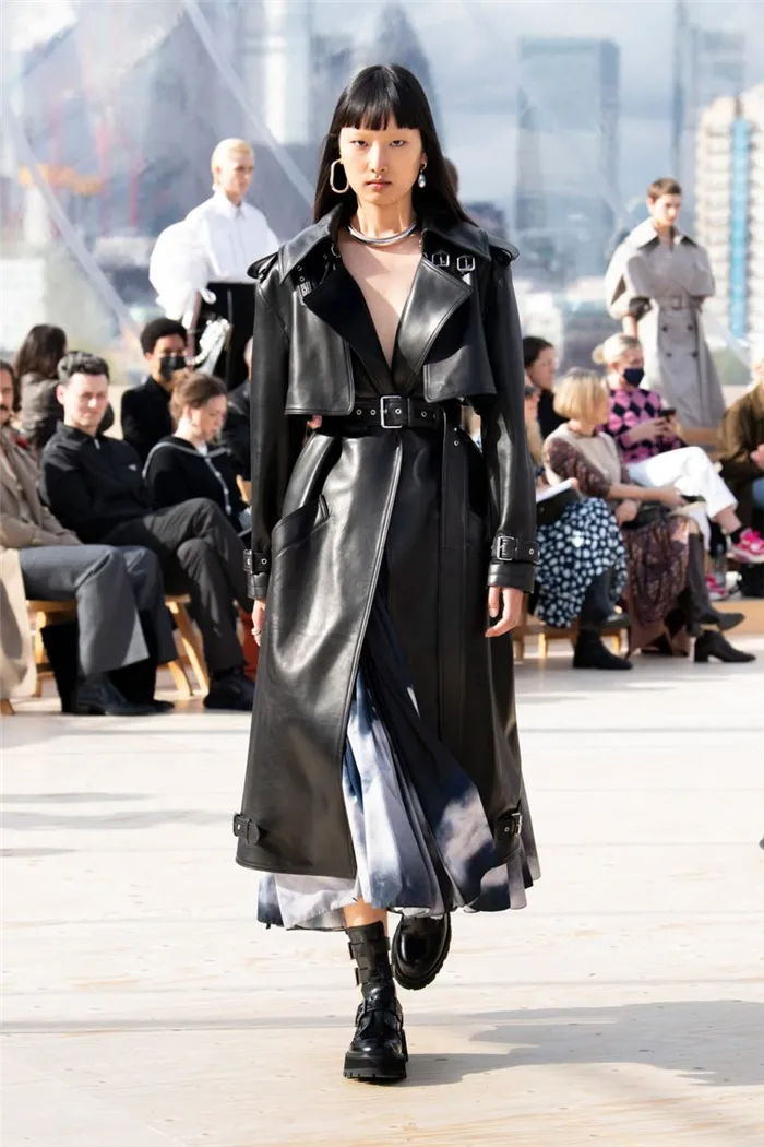 Модное пальто весна-лето 2022 из коллекции Alexander McQueen 