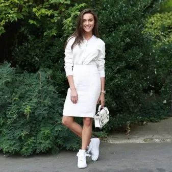 Белая юбка карандаш с белой рубахой и кроссовками