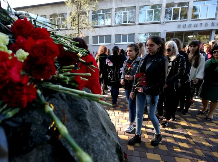 День скорби и свечи памяти. Крым вспоминает жертв трагедии в Керченском колледже. Сколько погибших в керчи. 7