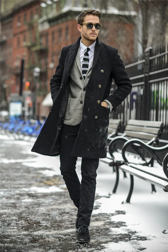 Классическое пальто стильно выглядит и с одеждой официального стиля и в образе casual