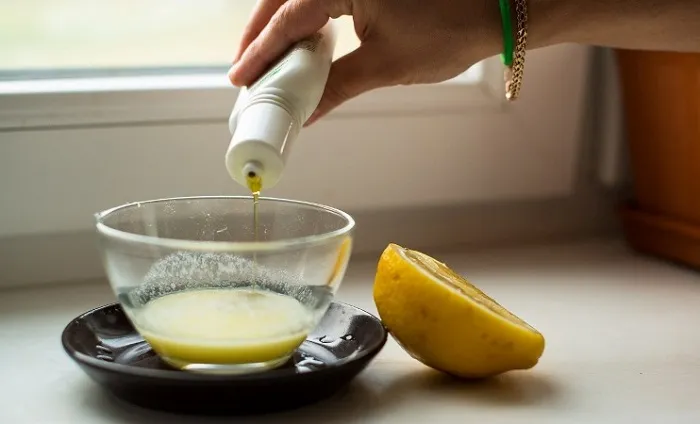 Маска с лимоном осветляет волосы. / Фото: ladywow.ru