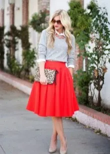 Красная юбка: с чем носить? Фото. Что одеть с красной юбкой. 29