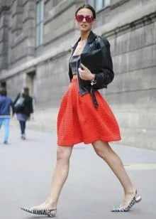 Красная юбка: с чем носить? Фото. Что одеть с красной юбкой. 23