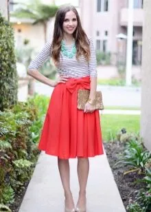 Красная юбка: с чем носить? Фото. Что одеть с красной юбкой. 27