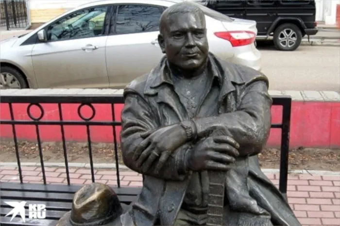 Памятнику Кругу на бульваре Радищева в Твери.