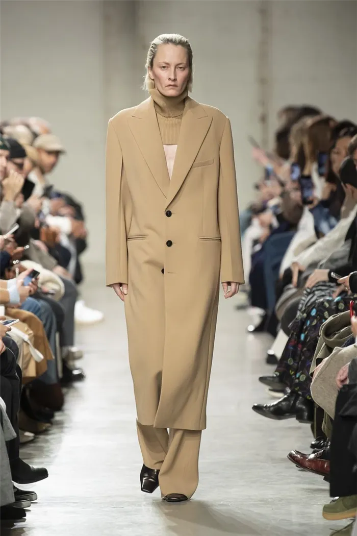 Самый модный фасон осень-зима 2020-2021 - пальто-пиджак с объемными плечами из коллекции Gauchere