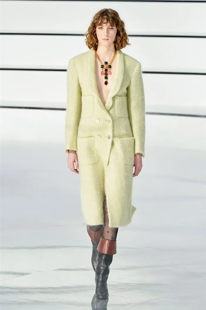 Самый модный цвет - яркое желтое-зеленое пальто из коллекции Chanel