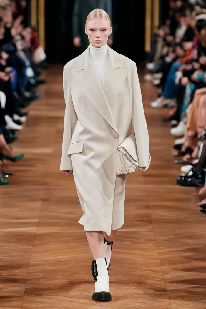 Самый модный фасон осень-зима 2020-2021 - пальто-пиджак с объемными плечами из коллекции Stella McCartney