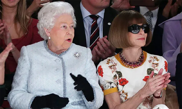 Анна Винтур и Ее Величество Елизавета II на показе в рамках Лондонской недели моды. Февраль 2018
