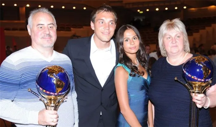 Сергей Дзюба с родителями и будущей женой