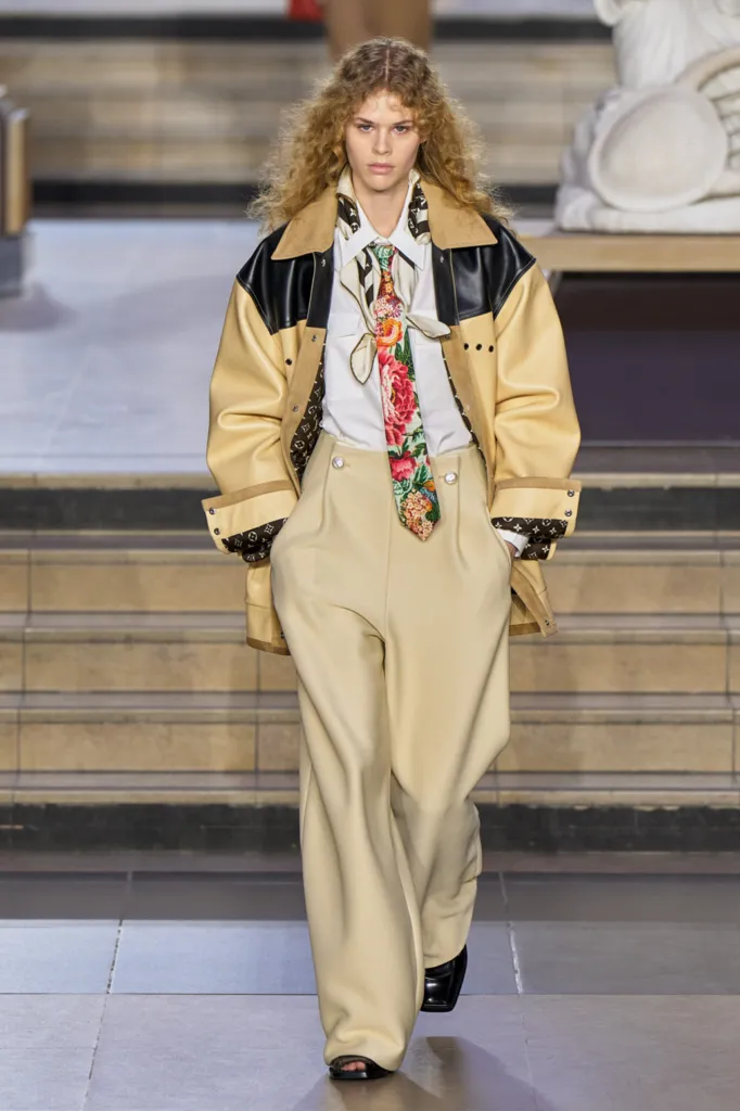 Фото: Шейный платок Louis Vuitton .