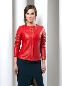 Ярко-красный кожаный пиджак