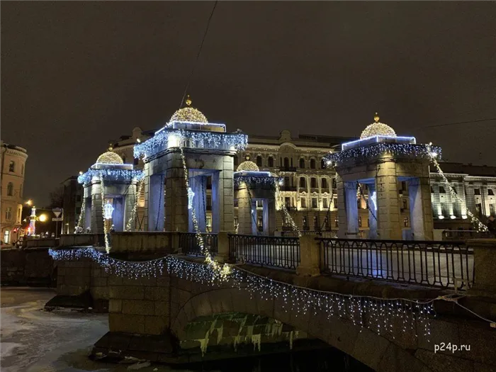 Мост Ломоносова в новогодней подсветке