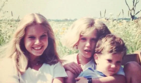 Лана Дель Рэй в детстве (на фото: слева, с братом и сестрой)