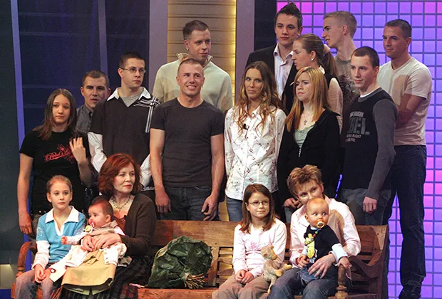 Аннегрет Раунигк (первый ряд, вторая слева) с детьми 