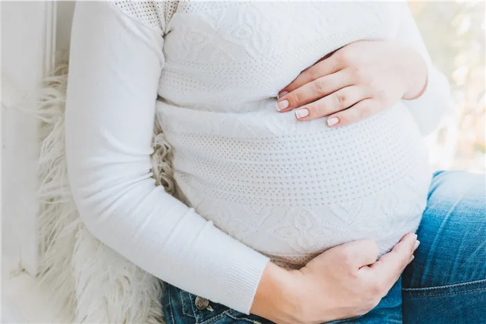 Одни из основных противопоказаний к проведению химического пилинга — беременность и лактация
