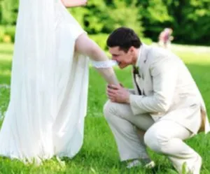 Бросание подвязки невесты на свадьбе