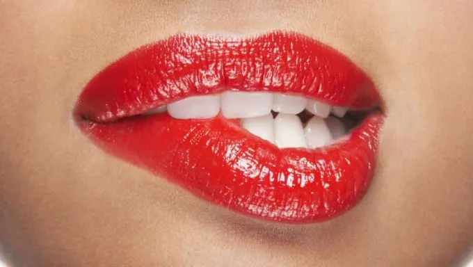 Прикусывание губы для красного цвета