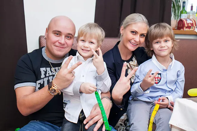 Доминик Джокер с женой и детьми