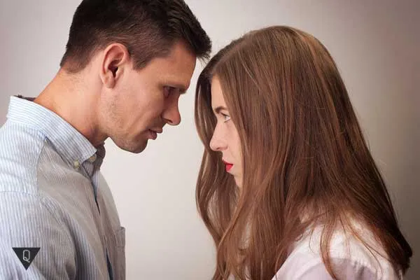 Муж с женой смотрят друг на друга злым взглядом