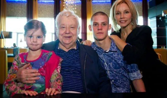 Павел Табаков с семьей
