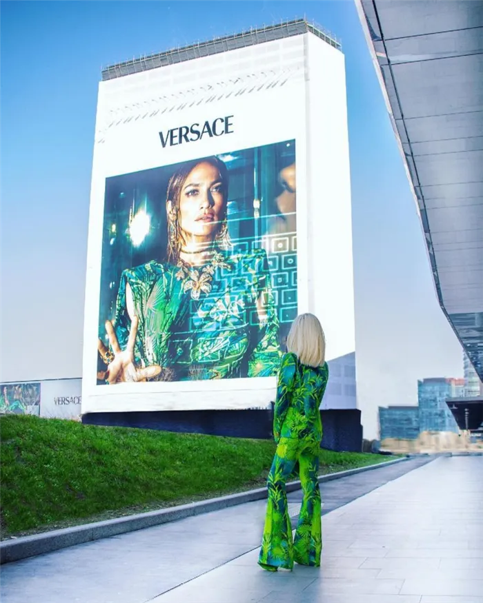 Дом Версаче. Рекламный банер с Дженнифер Лопес. Милан, 2021.