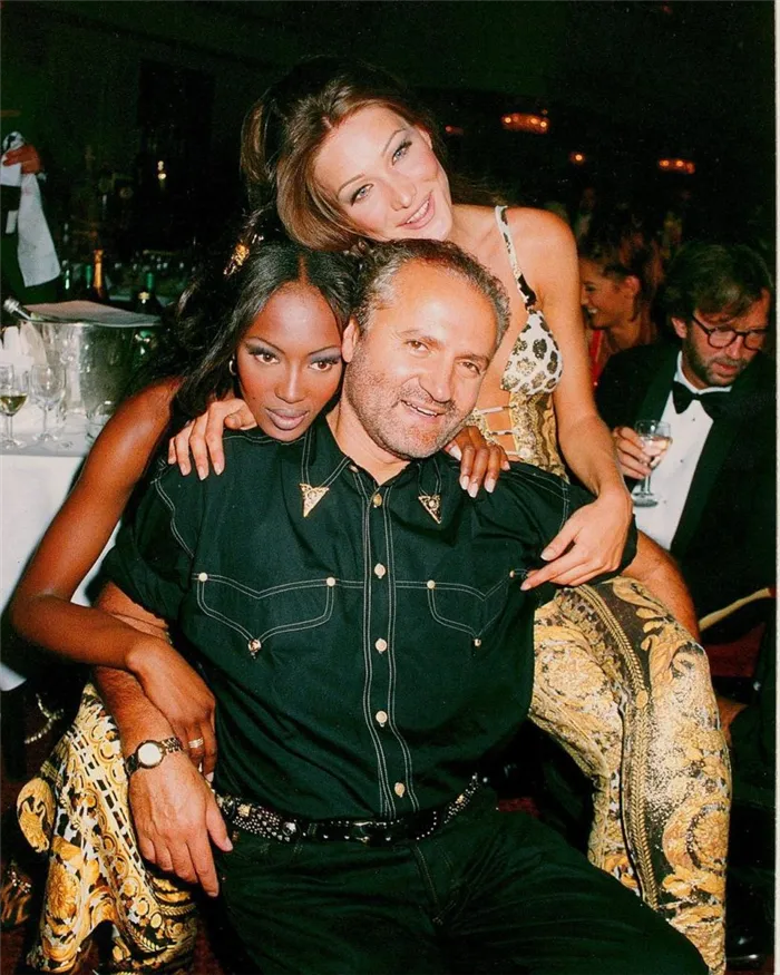 Джанни Версаче вместе с девушками в ночном клубе.