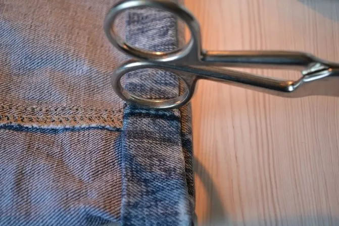 Как обрезать джинсы внизу с бахромой. Как оформить низ джинсов. 4