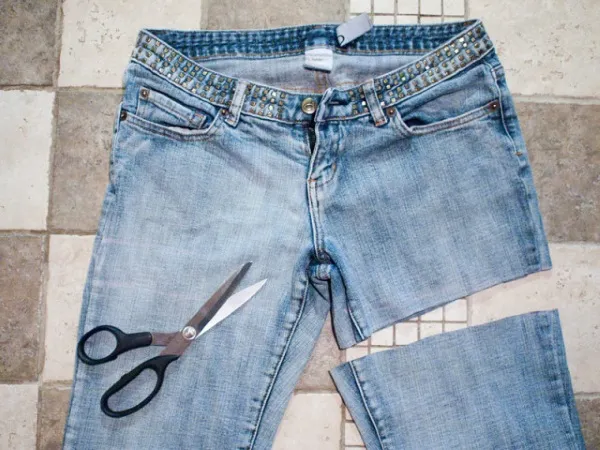 Как обрезать джинсы внизу с бахромой. Как оформить низ джинсов. 26