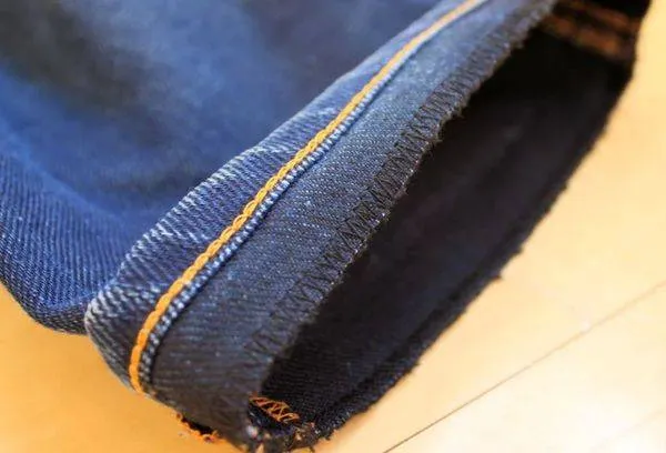 Как обрезать джинсы внизу с бахромой. Как оформить низ джинсов. 17