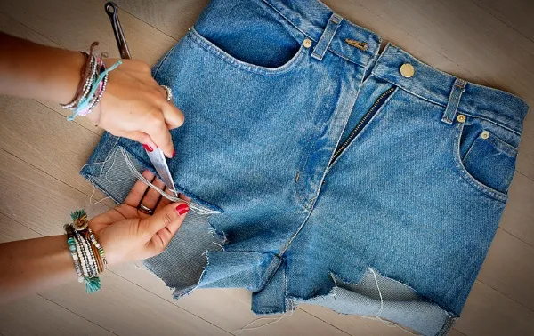 Как обрезать джинсы внизу с бахромой. Как оформить низ джинсов. 27