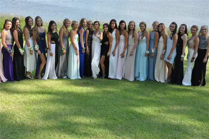 Платье на выпускной, групповое фото девушек в платьях