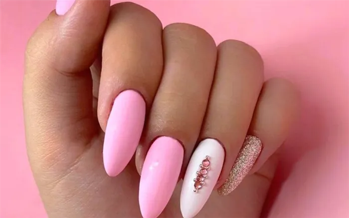Красивый розовый маникюр 2020-2021. Фото трендового дизайна на короткие и длинные ногти. С каким цветом сочетается розовый на ногтях. 23