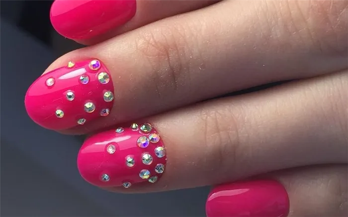 Красивый розовый маникюр 2020-2021. Фото трендового дизайна на короткие и длинные ногти. С каким цветом сочетается розовый на ногтях. 29