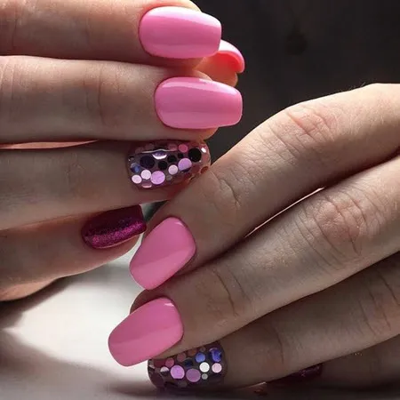 Красивый розовый маникюр 2020-2021. Фото трендового дизайна на короткие и длинные ногти. С каким цветом сочетается розовый на ногтях. 9