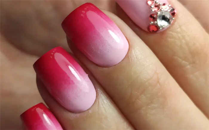 Красивый розовый маникюр 2020-2021. Фото трендового дизайна на короткие и длинные ногти. С каким цветом сочетается розовый на ногтях. 24