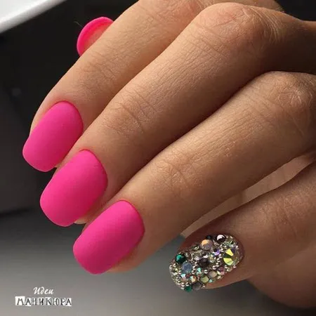 Красивый розовый маникюр 2020-2021. Фото трендового дизайна на короткие и длинные ногти. С каким цветом сочетается розовый на ногтях. 15