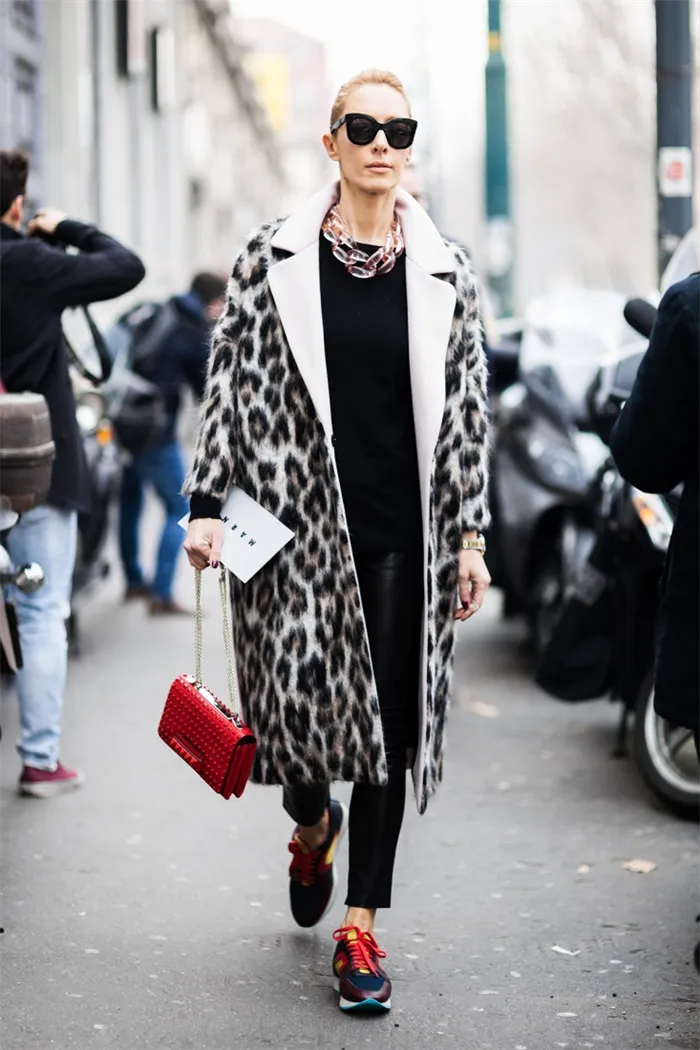 Пальто с модным леопардовым принтом