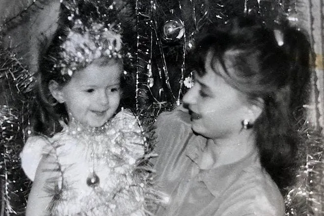 Алена Венум в детстве с мамой