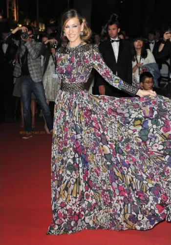 На актрисе шифоновое платье то ли с абстрактным, то ли с цветочным принтом, то ли с абстрактно-цветочным