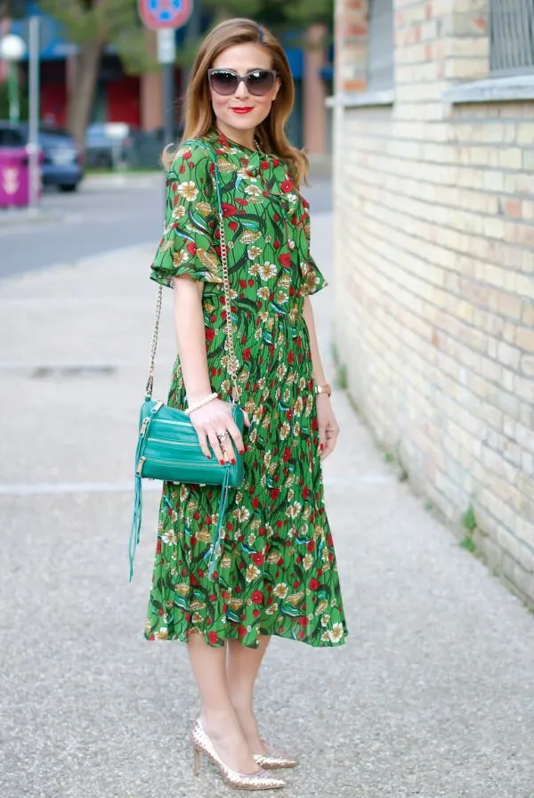 Зеленое шифоновое платье в цветочек и золотые туфли